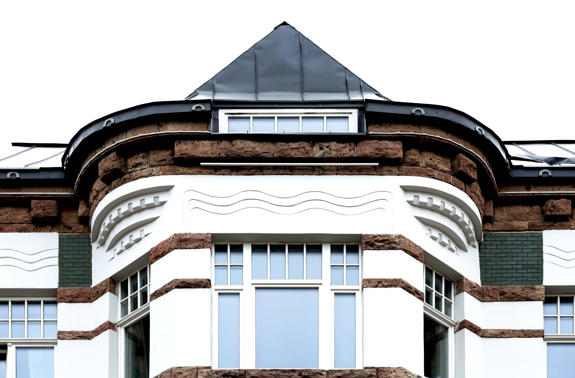 fațadă renovată, perspectivă largă